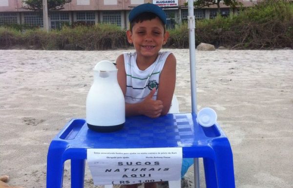 07 ÚNIC - Piloto mirim - LEGENDA Murilo arrecadando fundos para as comeptições vendendo sucos naturais na praia