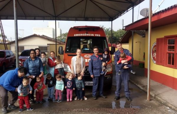 Criancas visitam o Corpo de Bombeiros Militar de Itapoa em projeto do CMEI Gente Feliz 1