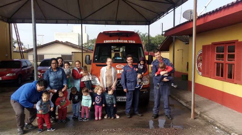 Criancas visitam o Corpo de Bombeiros Militar de Itapoa em projeto do CMEI Gente Feliz 1