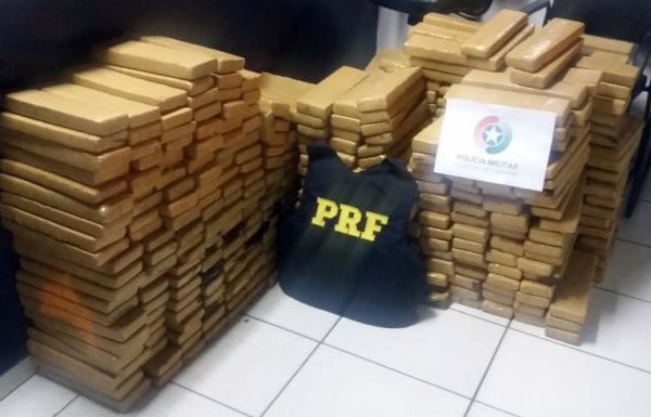 Policias Rodoviaria Federal e Militar de Garuva apreendem quase 500 quilos de maconha 1