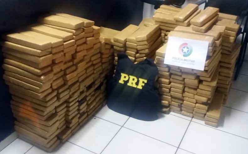 Policias Rodoviaria Federal e Militar de Garuva apreendem quase 500 quilos de maconha 1