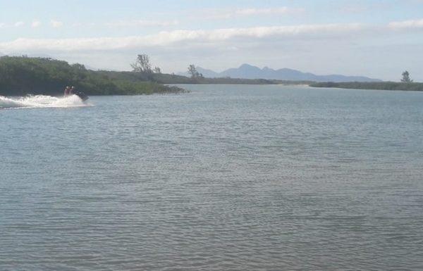 continuam as buscas por homem desaparecido no rio sai mirim 1