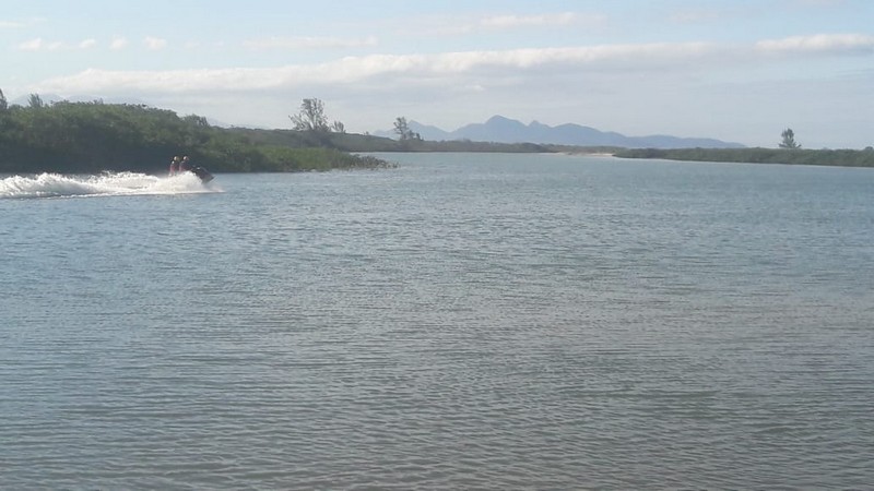 continuam as buscas por homem desaparecido no rio sai mirim 1