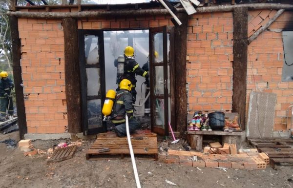 Dois filhotes de cachorro sao resgatados de ineêndio a residencia, pelos bombeiros de Itapoa 08