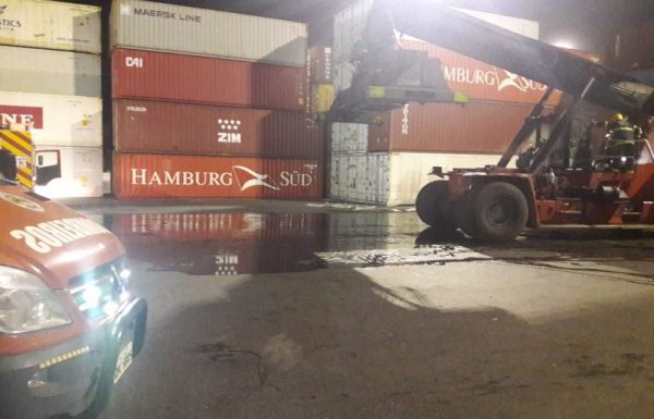 bombeiros de itapoa combatem principio de incendio em empresa de logistica 01