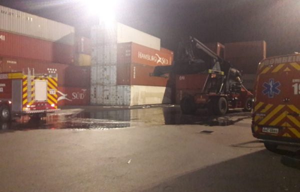 bombeiros de itapoa combatem principio de incendio em empresa de logistica 02