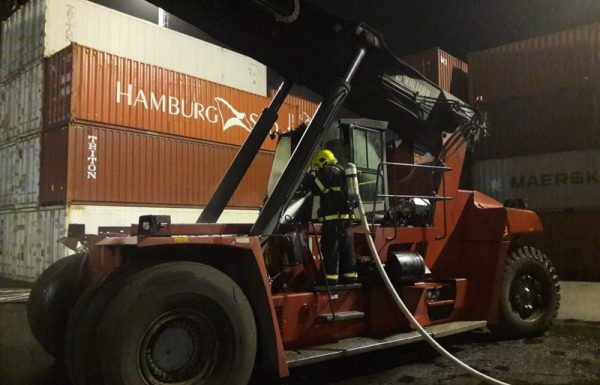 bombeiros de itapoa combatem principio de incendio em empresa de logistica 03