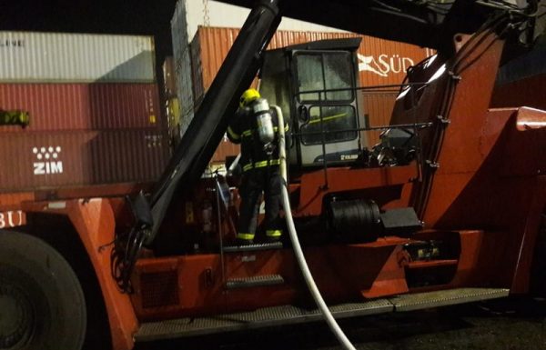bombeiros de itapoa combatem principio de incendio em empresa de logistica 04