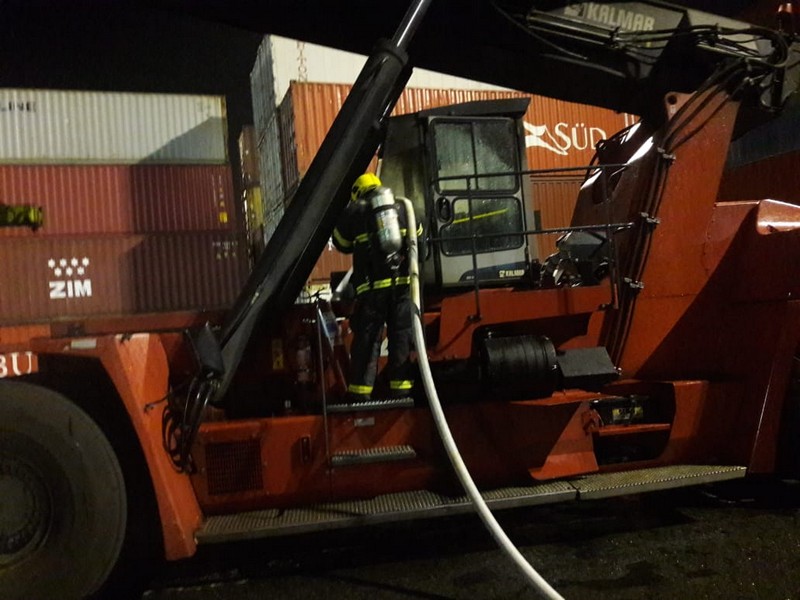bombeiros de itapoa combatem principio de incendio em empresa de logistica 04