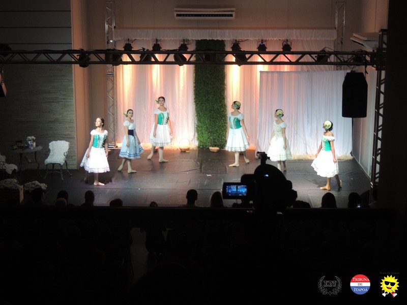 Apresentacao Trechos de Giselle Cia de Danca JK 01