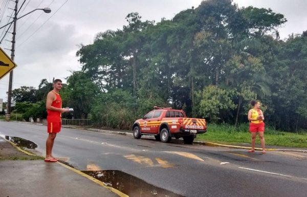 Bombeiros de Itapoa realizam acao de conscientizacao sobre acidentes na praia 3