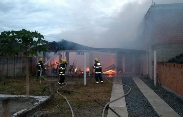 Residencia pega fogo em Itapoa no final da madrugada deste sabado 24-11