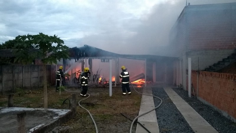 Residencia pega fogo em Itapoa no final da madrugada deste sabado 24-11