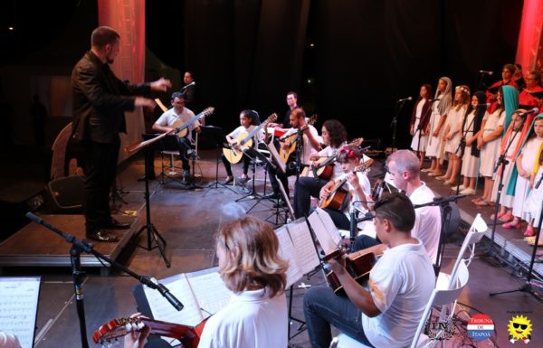 Cenario encantador e apresentacoes impecaveis marcaram a 4a Noite Cultural do Porto Itapoa 83