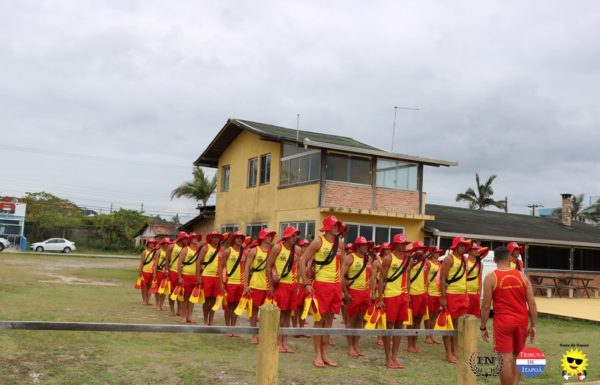 Guarda-vidas civis de Itapoa recebem treinamento com aeronave Aguia da PM 01