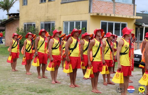 Guarda-vidas civis de Itapoa recebem treinamento com aeronave Aguia da PM 02
