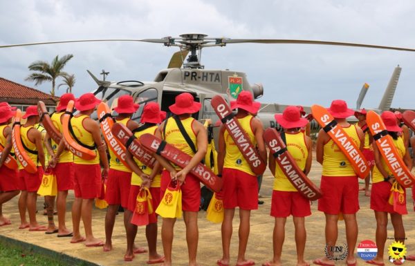 Guarda-vidas civis de Itapoa recebem treinamento com aeronave Aguia da PM 06