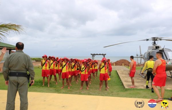 Guarda-vidas civis de Itapoa recebem treinamento com aeronave Aguia da PM 12