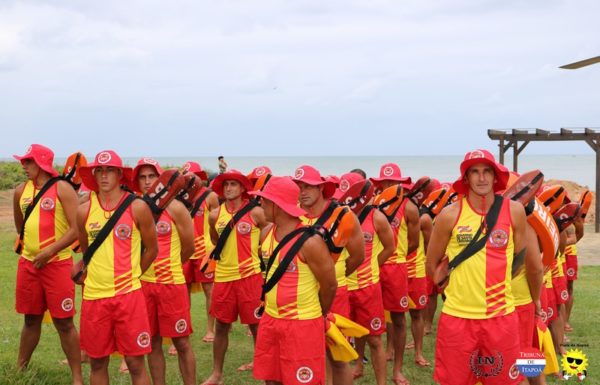 Guarda-vidas civis de Itapoa recebem treinamento com aeronave Aguia da PM 13