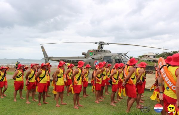 Guarda-vidas civis de Itapoa recebem treinamento com aeronave Aguia da PM 15