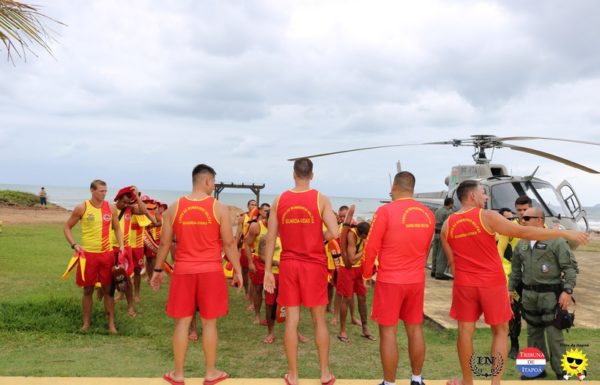 Guarda-vidas civis de Itapoa recebem treinamento com aeronave Aguia da PM 17