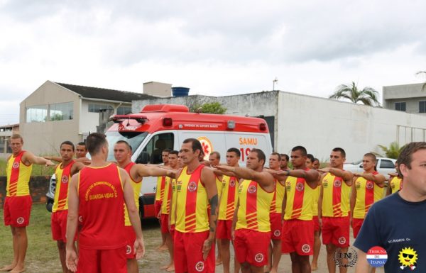 Guarda-vidas civis de Itapoa recebem treinamento com aeronave Aguia da PM 18