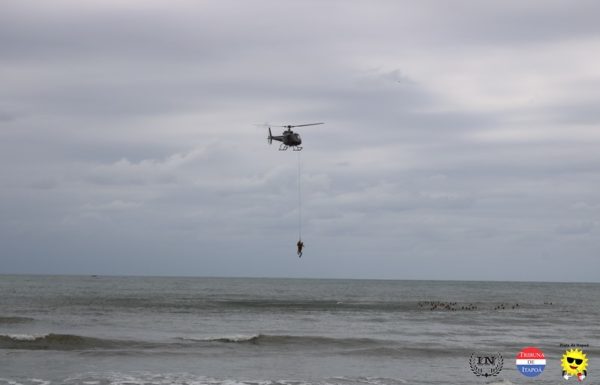 Guarda-vidas civis de Itapoa recebem treinamento com aeronave Aguia da PM 37