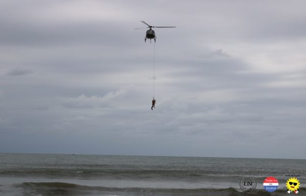 Guarda-vidas civis de Itapoa recebem treinamento com aeronave Aguia da PM 38