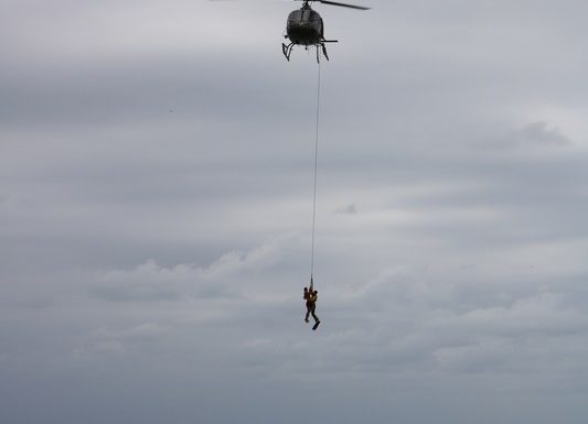 Guarda-vidas civis de Itapoa recebem treinamento com aeronave Aguia da PM 39