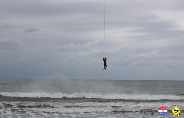 Guarda-vidas civis de Itapoa recebem treinamento com aeronave Aguia da PM 40