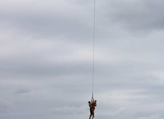 Guarda-vidas civis de Itapoa recebem treinamento com aeronave Aguia da PM 41