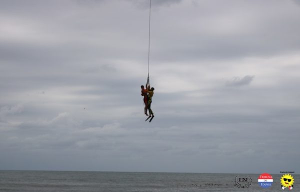 Guarda-vidas civis de Itapoa recebem treinamento com aeronave Aguia da PM 42