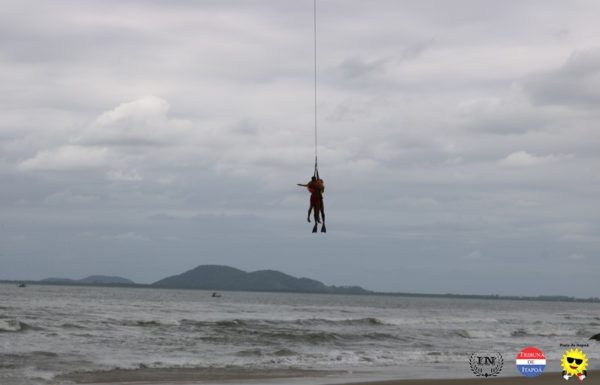 Guarda-vidas civis de Itapoa recebem treinamento com aeronave Aguia da PM 43