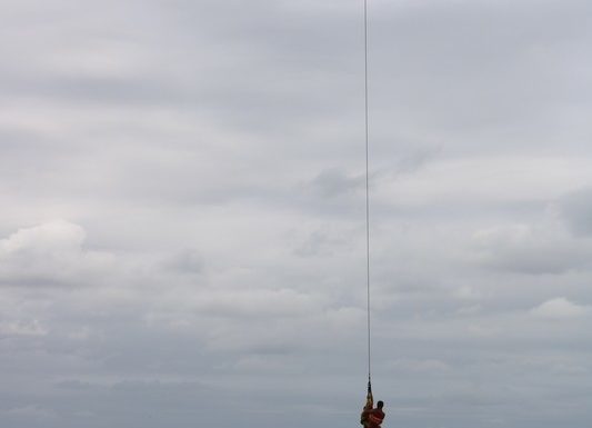 Guarda-vidas civis de Itapoa recebem treinamento com aeronave Aguia da PM 44