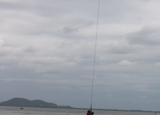 Guarda-vidas civis de Itapoa recebem treinamento com aeronave Aguia da PM 45