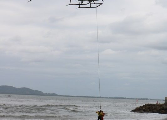 Guarda-vidas civis de Itapoa recebem treinamento com aeronave Aguia da PM 46