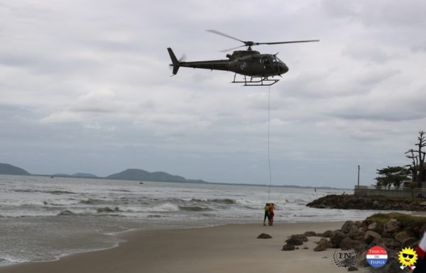 Guarda-vidas civis de Itapoa recebem treinamento com aeronave Aguia da PM 47
