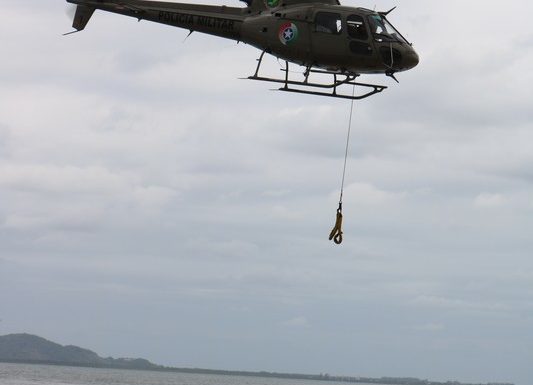 Guarda-vidas civis de Itapoa recebem treinamento com aeronave Aguia da PM 48