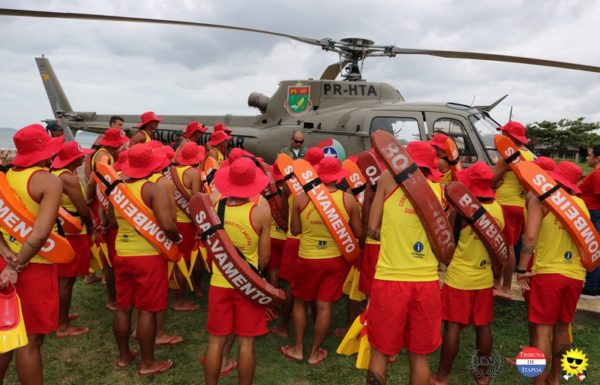 Guarda-vidas civis de Itapoa recebem treinamento com aeronave Aguia da PM 49