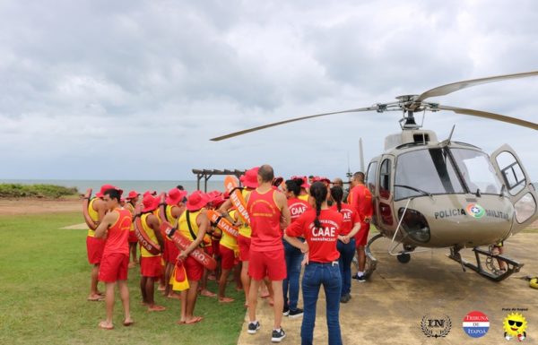 Guarda-vidas civis de Itapoa recebem treinamento com aeronave Aguia da PM 50