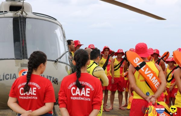Guarda-vidas civis de Itapoa recebem treinamento com aeronave Aguia da PM 51