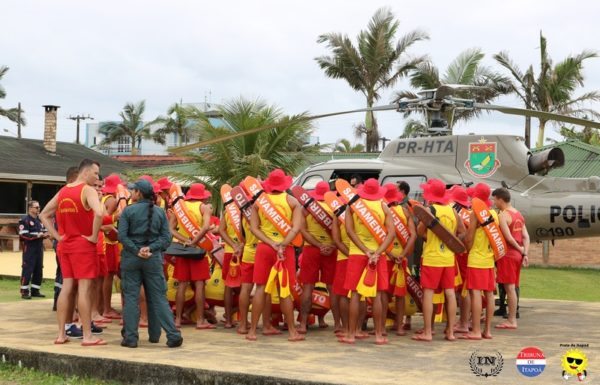 Guarda-vidas civis de Itapoa recebem treinamento com aeronave Aguia da PM 52