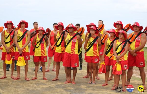 Guarda-vidas civis de Itapoa recebem treinamento com aeronave Aguia da PM 53