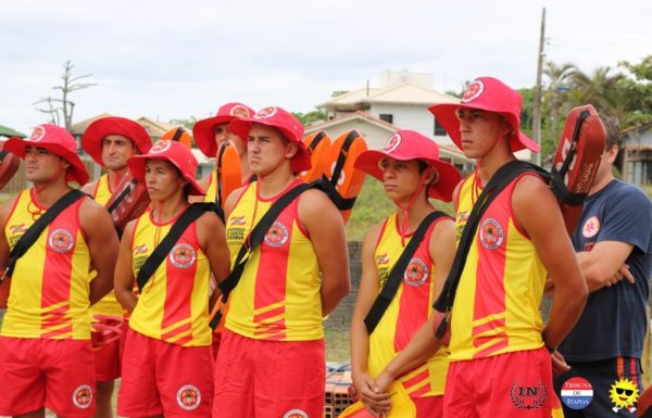 Guarda-vidas civis de Itapoa recebem treinamento com aeronave Aguia da PM 54