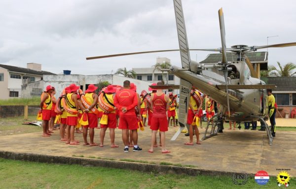 Guarda-vidas civis de Itapoa recebem treinamento com aeronave Aguia da PM 58