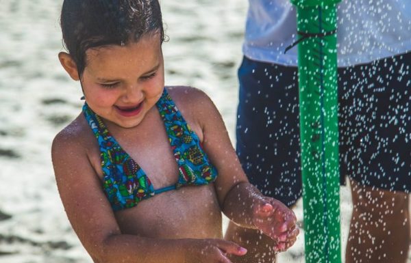 itapoa saneamento instala eco duchas e leva comodidade aos frequentadores da praia 4