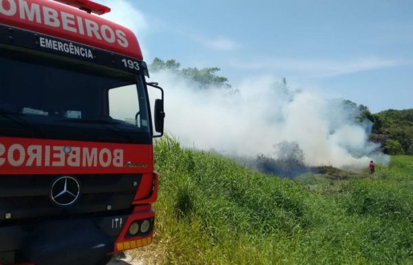 Bombeiros atendem ocorrencia de incendio em vegetacao em Itapoa 2