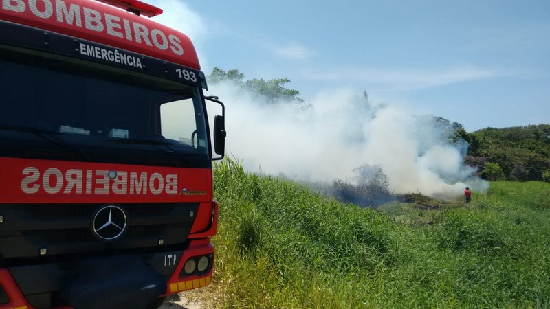 Bombeiros atendem ocorrencia de incendio em vegetacao em Itapoa 2