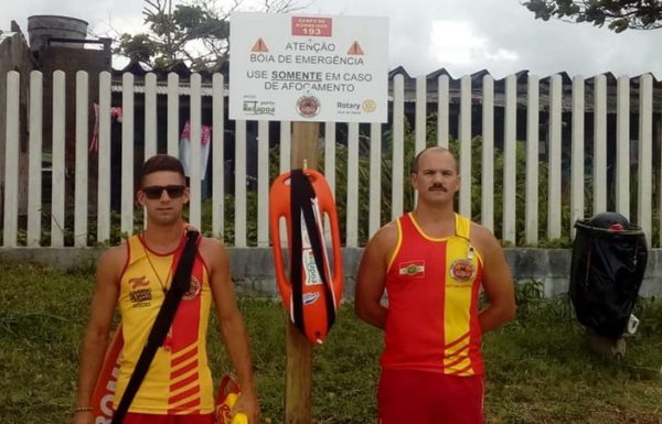 Corpo de Bombeiros Militar de Itapoa instala boias salva vidas recue tube na Orla da Praia 1