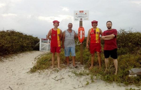 Corpo de Bombeiros Militar de Itapoa instala boias salva vidas recue tube na Orla da Praia 2